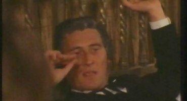 sex cow girl Cô phim sex đồng tính nữ ấy masturbates cô ấy âm đạo với máy rung.